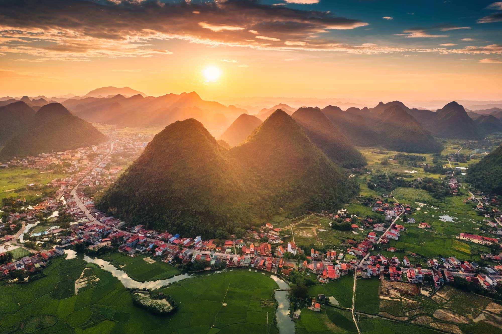 atardecer de yangsho y las montañas detras
