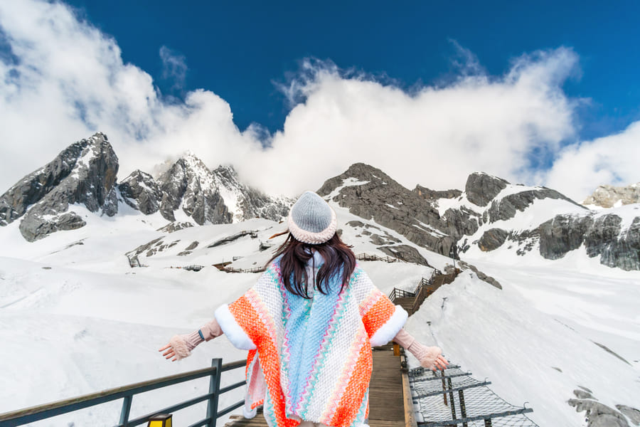 Viajera en las montañas con nieve en yulongshang