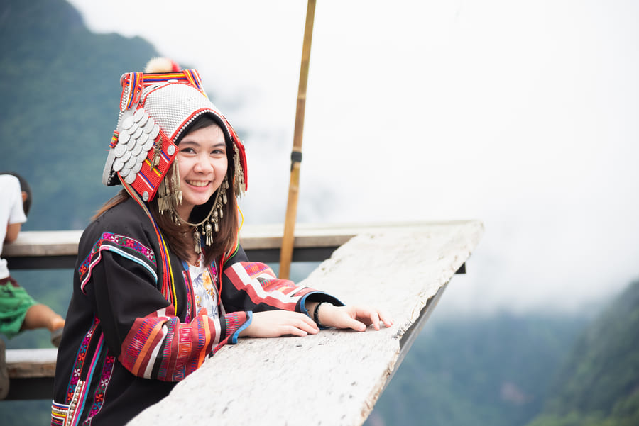 mujer en el mirador de yunnan
