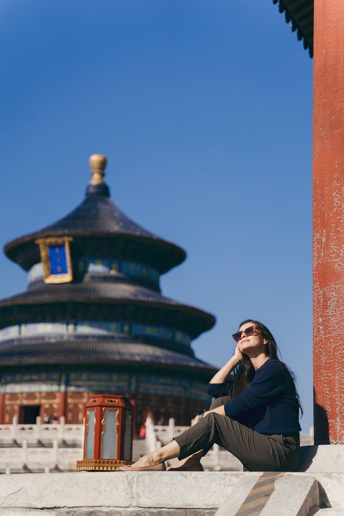 Viajera disfrutando de su viaje por china en beijing