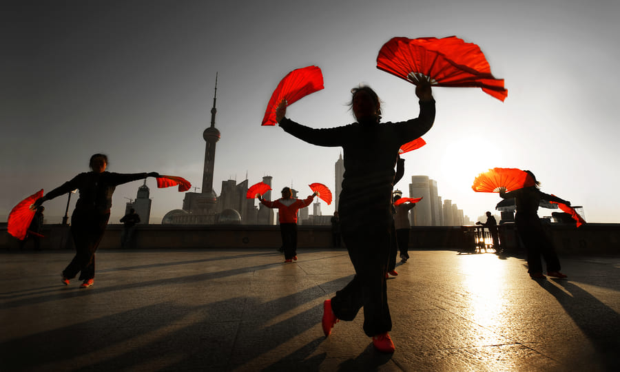 gente bailando con paños rojos en china