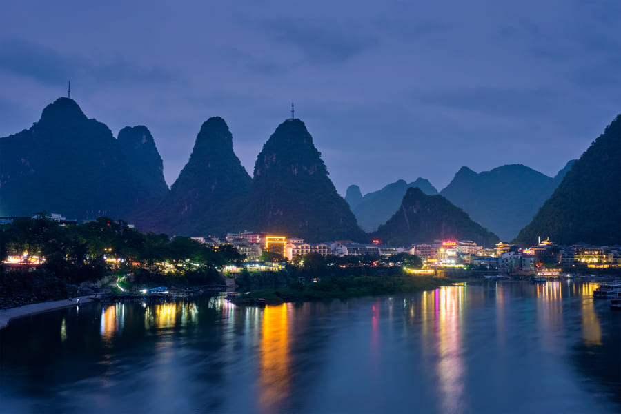 Yangshuo de noche entre montañas y luces
