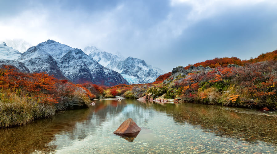 Lago Yunnan con las montañas de fondo cubiertas de nieve